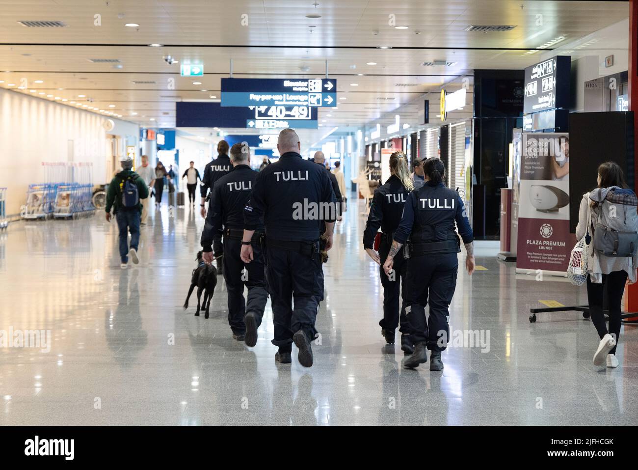 Airport Customs Europe; funzionari doganali della Finlandia (Tulli), a piedi nel terminal, aeroporto di Helsinki, Finlandia Europa Foto Stock