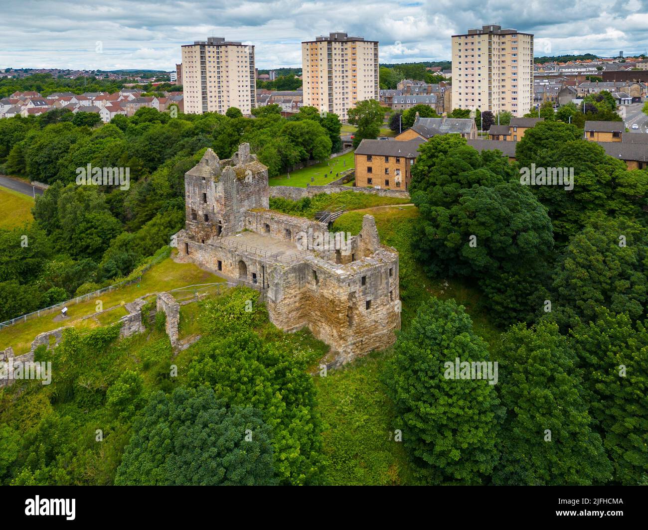 Veduta aerea della rovina del castello di Ravenscraig a Kirkcaldy, Fife, Scozia, Regno Unito Foto Stock