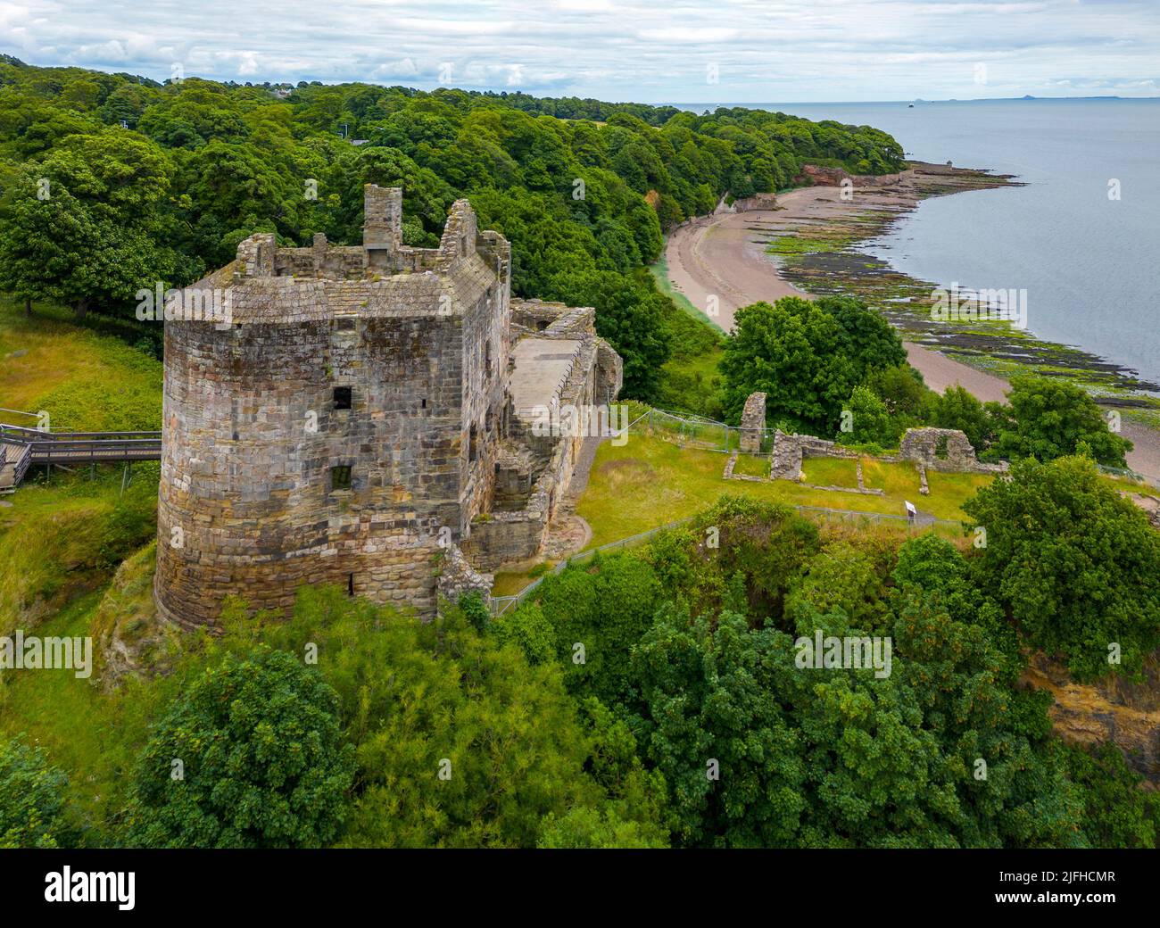 Veduta aerea della rovina del castello di Ravenscraig a Kirkcaldy, Fife, Scozia, Regno Unito Foto Stock