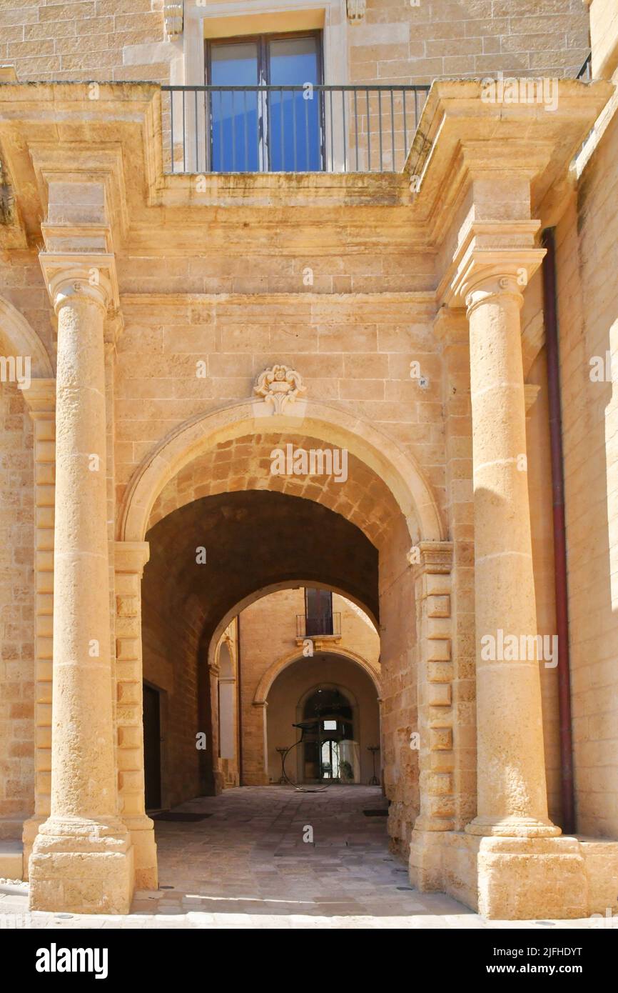 Ingresso al nobile palazzo di Uggiano, borgo medievale della Puglia. Foto Stock