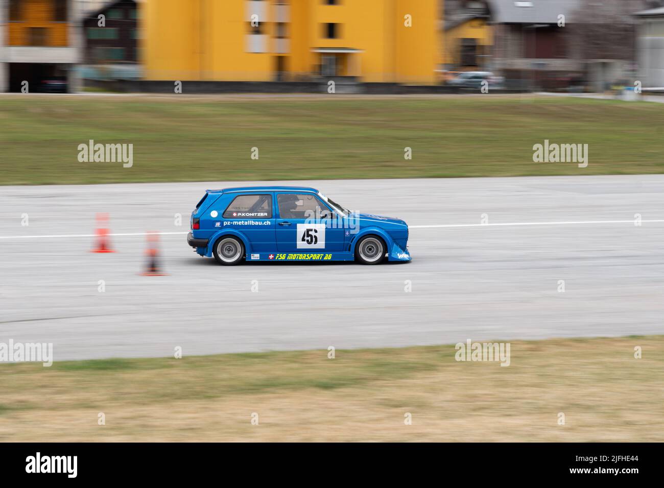 Ambri, Ticino, Svizzera, 3 aprile 2022 Test auto in pista sul campo aereo locale Foto Stock