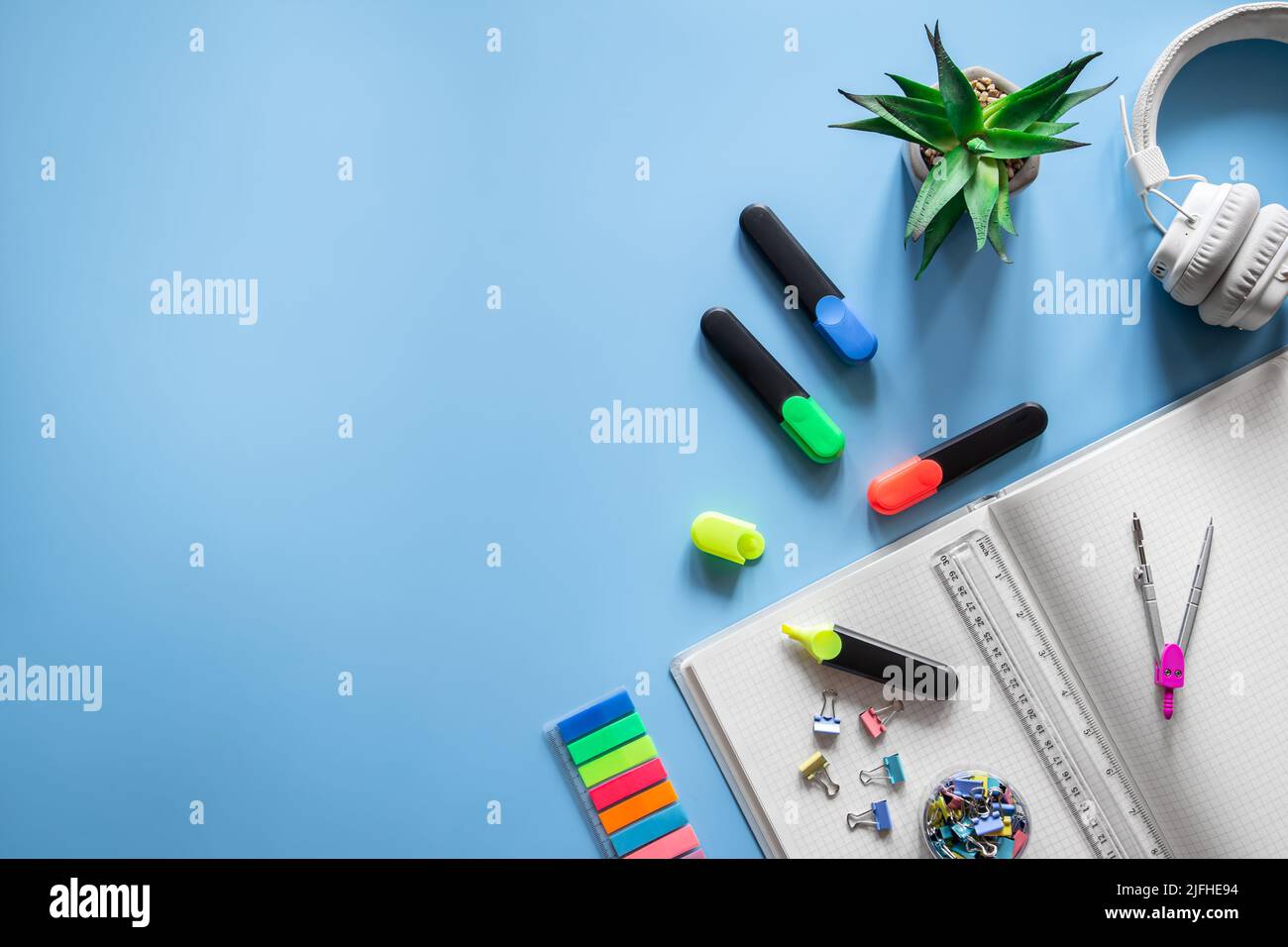 La scuola fornisce cancelleria su sfondo blu, spazio copia. Foto Stock