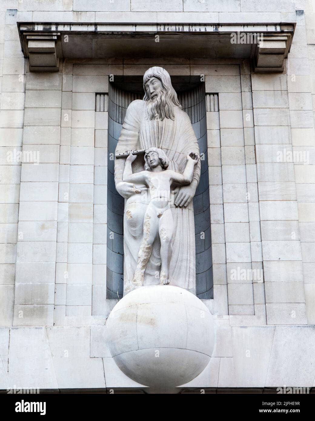 La scultura all'esterno della sede della BBC, situata a Portland Place e Langham Place a Londra, Regno Unito. La statua di Eric Gill è scoppiata Foto Stock