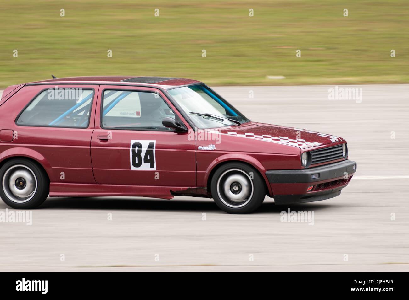 Ambri, Ticino, Svizzera, 3 aprile 2022 Test auto in pista sul campo aereo locale Foto Stock