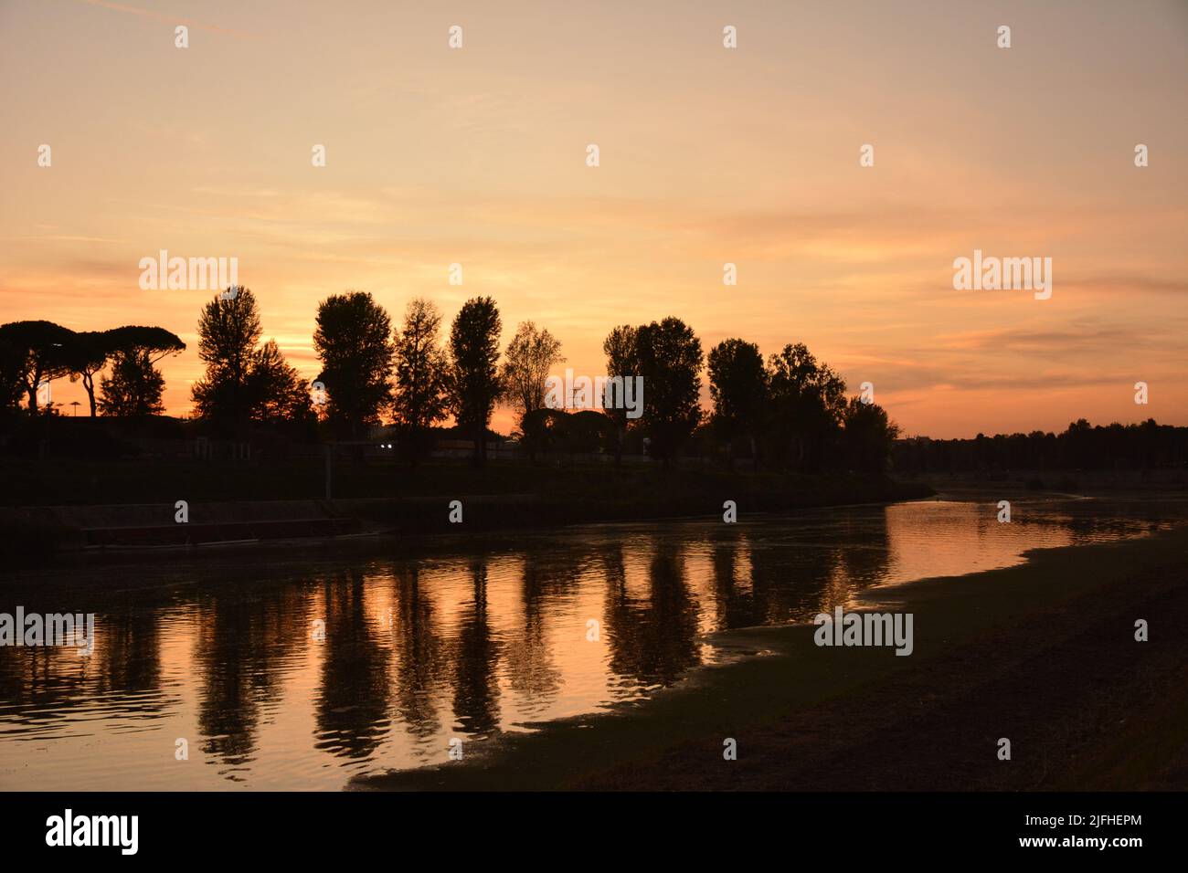 Quanto è bello quando si va dalla città affollata ai confini della città. Foto Stock