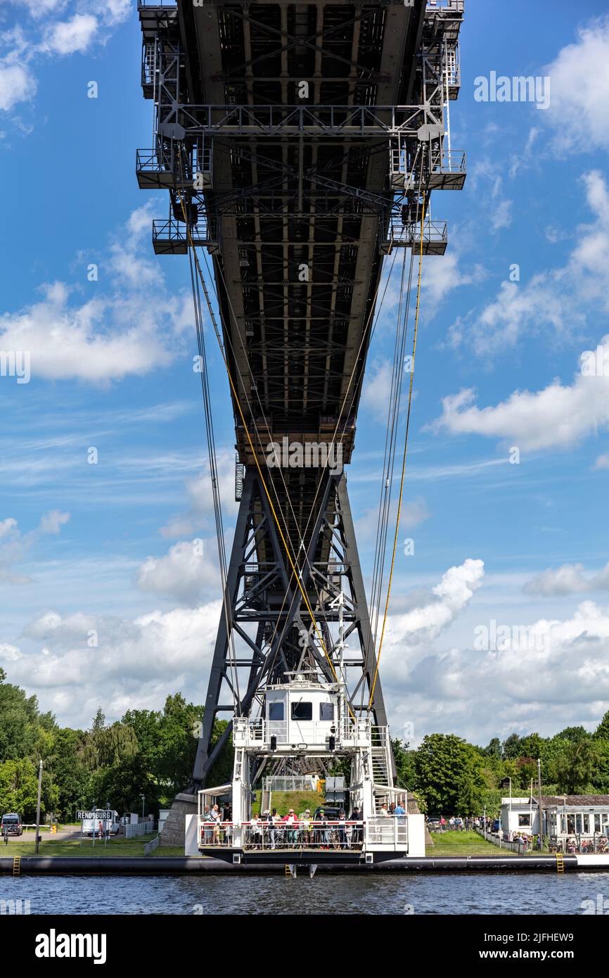 Traghetto sospeso sotto il ponte superiore di Rendsburg a Schleswig-Holstein, Germania Foto Stock