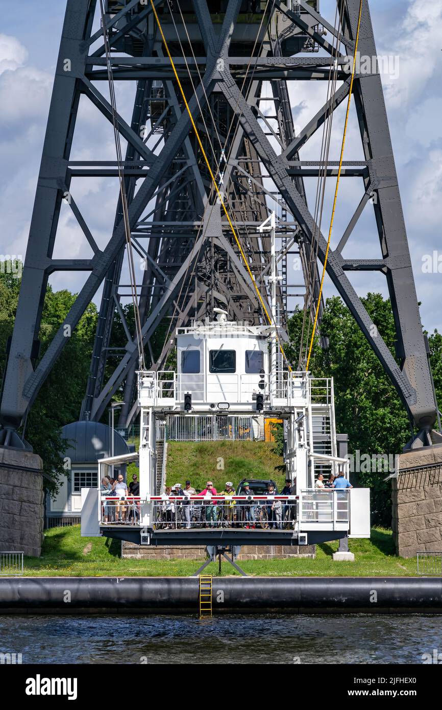 Traghetto sospeso sotto il ponte superiore di Rendsburg a Schleswig-Holstein, Germania Foto Stock