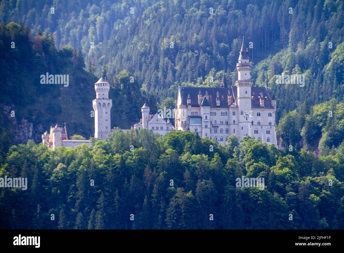 Hohenschwangau, Germania, 27 luglio 2021. Il Castello di Neuschwanstein, costruito per ordine del re Ludovico II di Baviera tra il 1869 e il 1886, è oggi il più grande Foto Stock