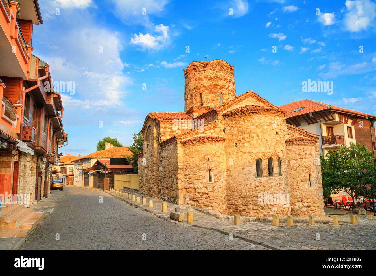 Paesaggio urbano con edifici storici - vista della Chiesa di San Giovanni Battista nella città vecchia di Nesebar, sulla costa del Mar Nero della Bulgaria Foto Stock