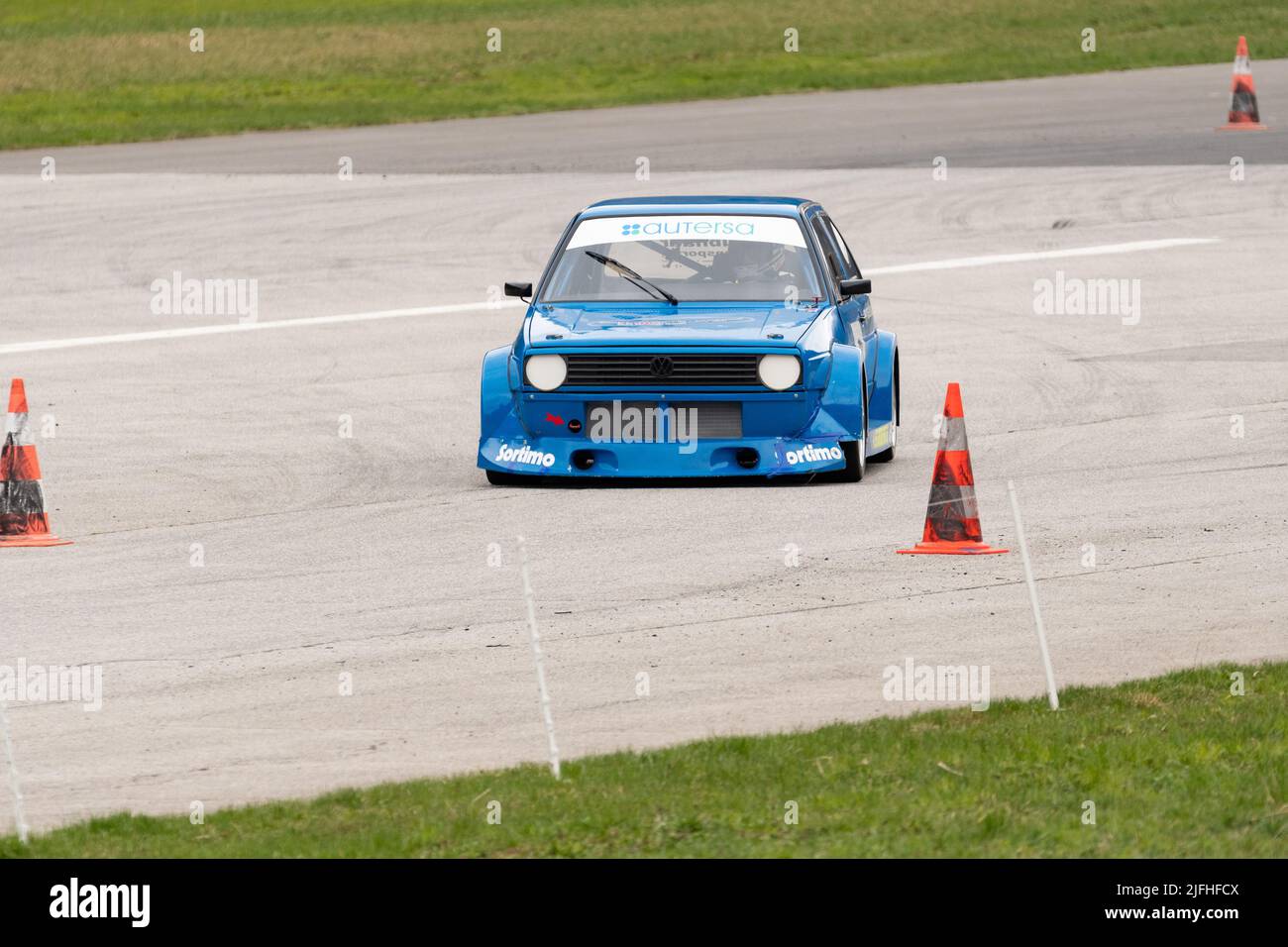 Ambri, Ticino, Svizzera, 3 aprile 2022 Test auto in pista sul campo aereo locale Foto Stock