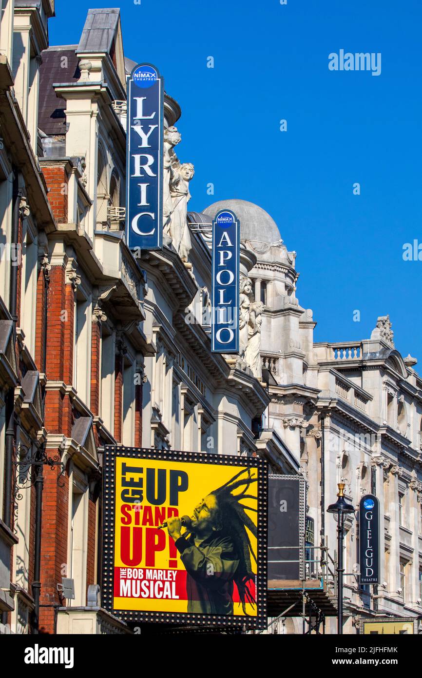 Londra, Regno Unito - Marzo 8th 2022: Una serie di teatri situati sulla storica Shaftesbury Avenue a Londra, Regno Unito. Foto Stock