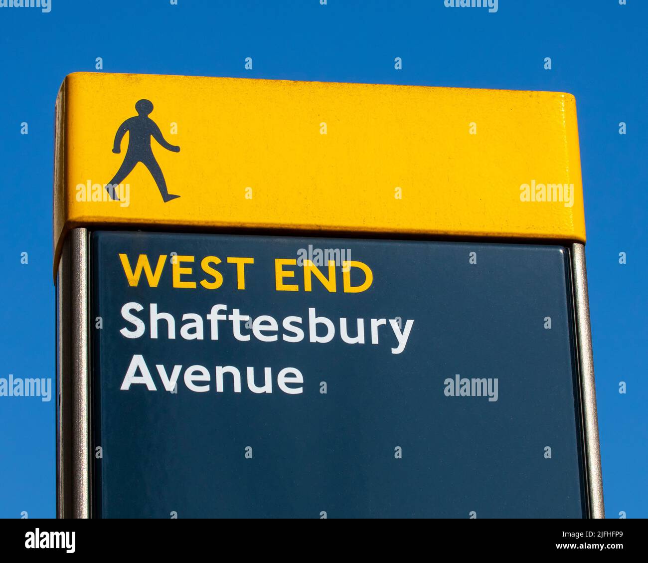 Un cartello Shaftesbury Avenue, situato nel vivace West End del centro di Londra, Regno Unito. Foto Stock