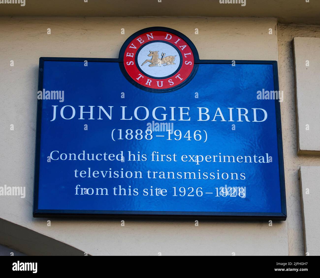 Londra, Regno Unito - Marzo 8th 2022: Primo piano di una targa all'esterno di un edificio a West Street a Londra, Regno Unito, che segna il luogo in cui John Logie Ba Foto Stock