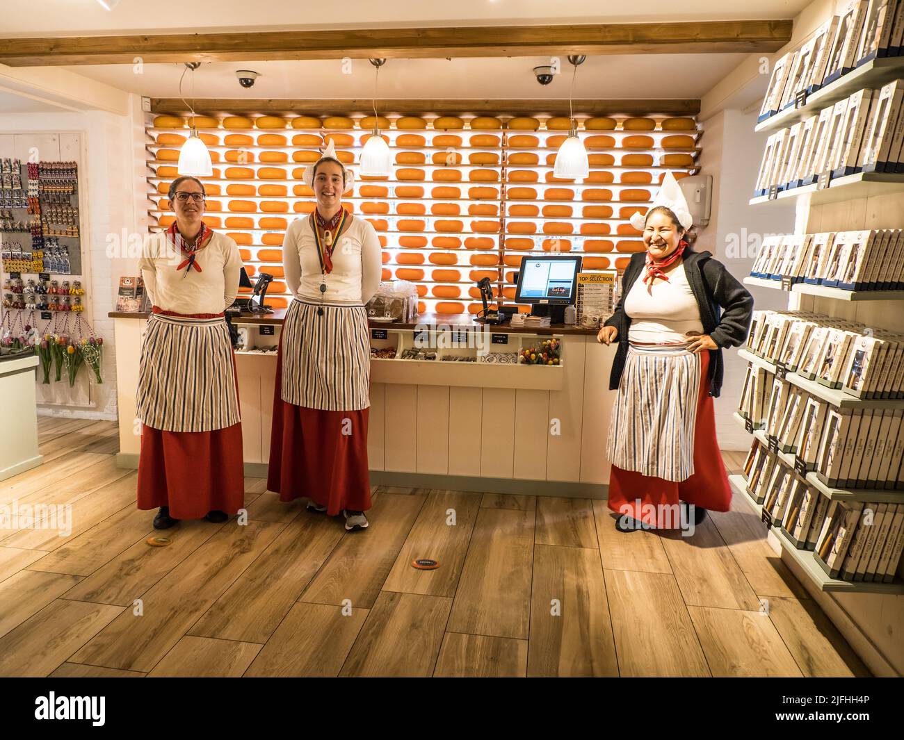 Tre assistenti in un negozio di formaggi interno, Amsterdam Foto Stock