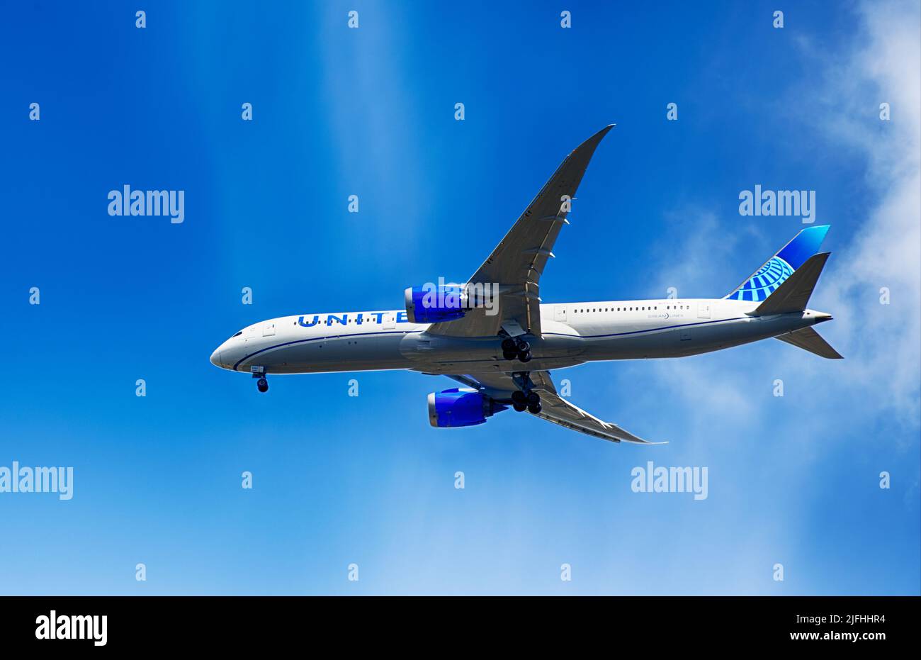 Gli aerei della United Airlines Drreamliner atterrano a Londra Heathrow, cielo blu Foto Stock