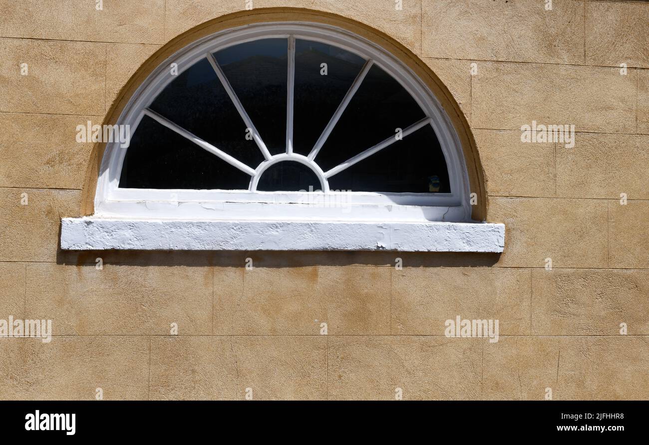 Finestra a semicerchio con design a ruote Foto Stock