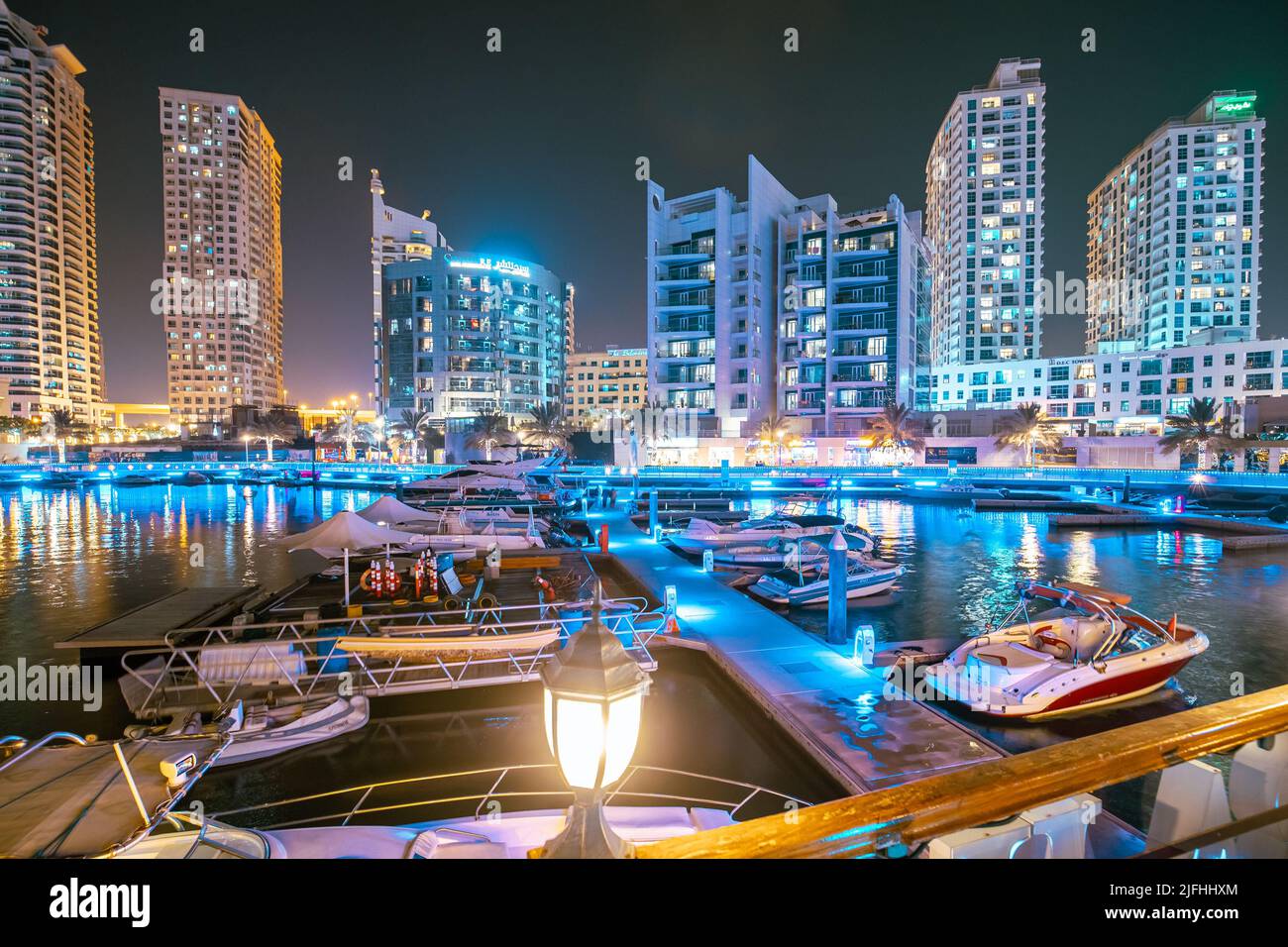 Porto di Dubai Marina, Emirati Arabi Uniti - 19 maggio 2021: Vista notturna degli alti edifici del quartiere residenziale di Dubai Marina and Yachts Foto Stock