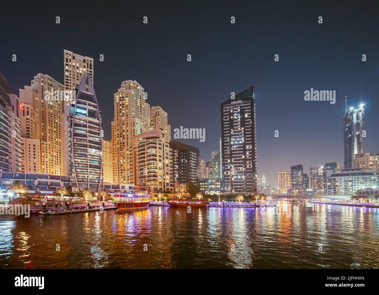 Porto di Dubai Marina, Emirati Arabi Uniti - 19 maggio 2021: Vista notturna di alti edifici del quartiere residenziale in Dubai Marina e Tourist Foto Stock