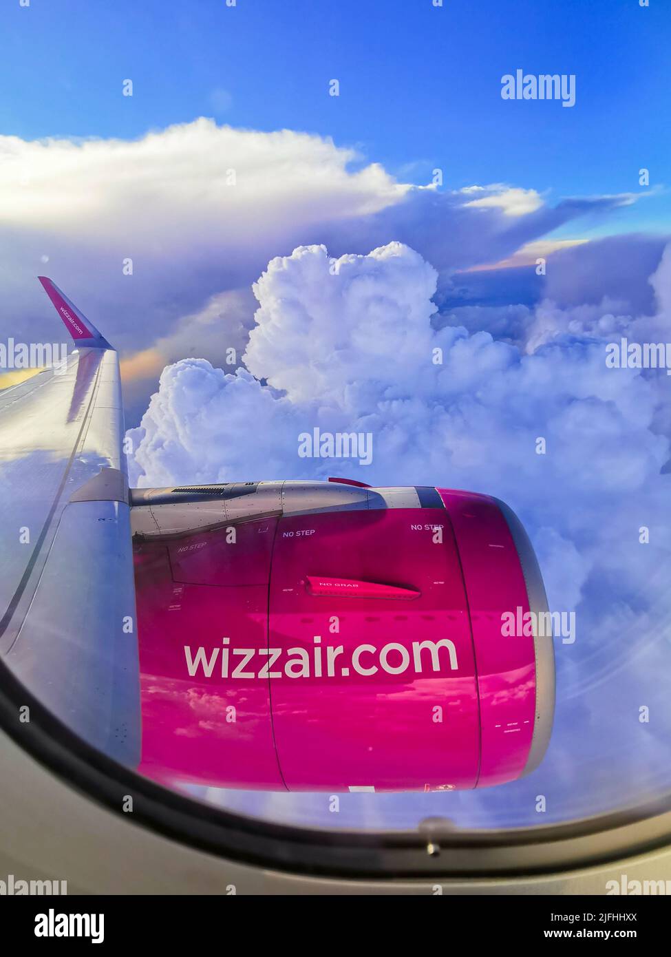 Madrid, Spagna. 1st luglio 2022. Un motore dell'aereo Wizz Air è visto durante il volo da Madrid, Spagna a Varsavia, Polonia il 1st luglio 2022. (Credit Image: © Beata Zawrzel/ZUMA Press Wire) Foto Stock