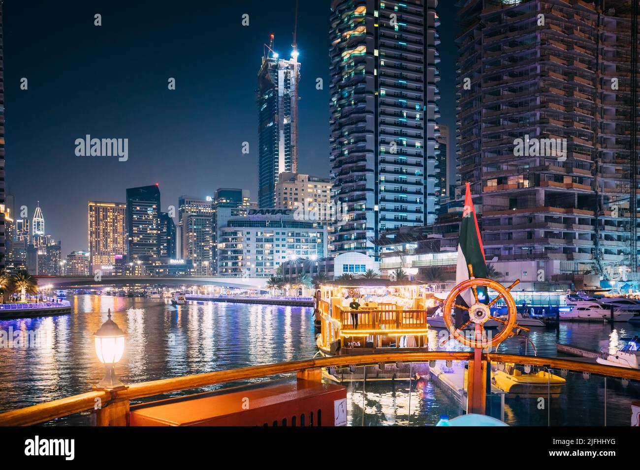 Porto di Dubai Marina, Emirati Arabi Uniti - 19 maggio 2021: Passeggiata notturna in barca turistica, Barca turistica a vela a Dubai Marina. Vista notturna di Dubai Foto Stock