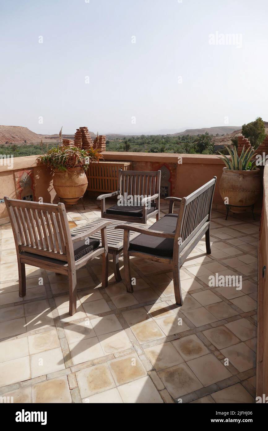 La terrazza dell'hotel con tavolo e sedie a Ouarzazate, Marocco, Africa Foto Stock