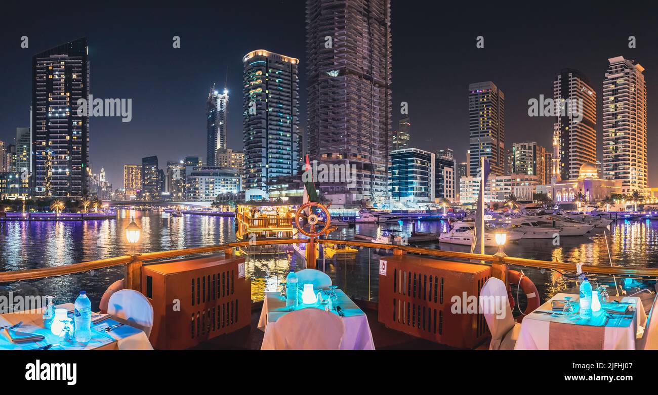Porto di Dubai Marina, Emirati Arabi Uniti - 19 maggio 2021: Passeggiata notturna in barca turistica, Barca turistica a vela a Dubai Marina. Vista notturna di Dubai Foto Stock