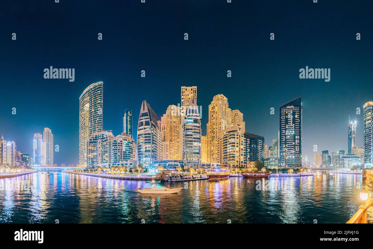 Porto di Dubai Marina, Emirati Arabi Uniti - 19 maggio 2021: Bella vista notturna di alti edifici del quartiere residenziale a Dubai Marina e. Foto Stock