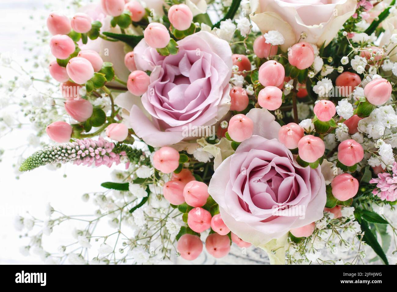 Bouquet per matrimoni con rose rosa. Decorazioni per feste Foto stock -  Alamy