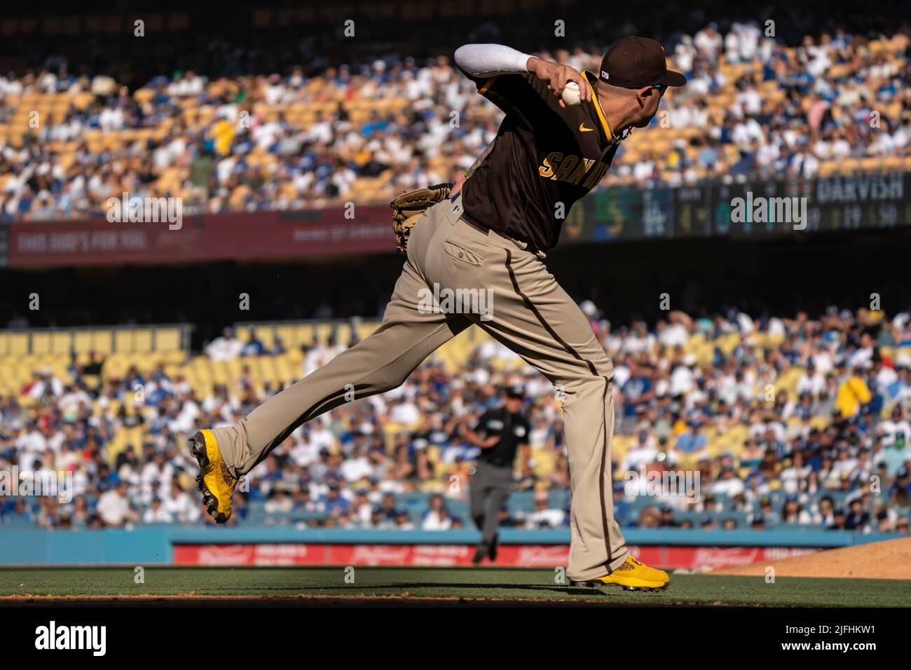 Il terzo baseman Manny Machado di San Diego Padres (13) getta alla prima base per un fuori durante una partita della MLB contro i Los Angeles Dodgers, sabato 2 luglio, Foto Stock
