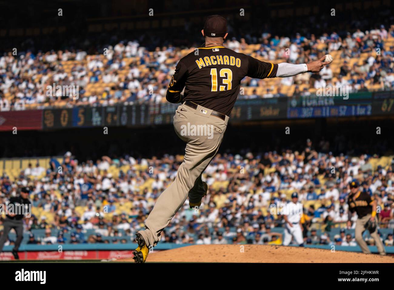 Il terzo baseman Manny Machado di San Diego Padres (13) getta alla prima base per un fuori durante una partita della MLB contro i Los Angeles Dodgers, sabato 2 luglio, Foto Stock