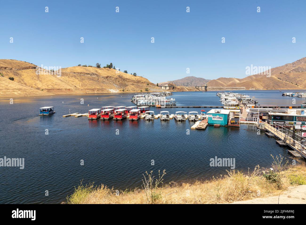 Three Rivers, USA - 21 maggio 2022: Barche per le case al molo sul lago Kaweah sono in affitto per i turisti. Foto Stock