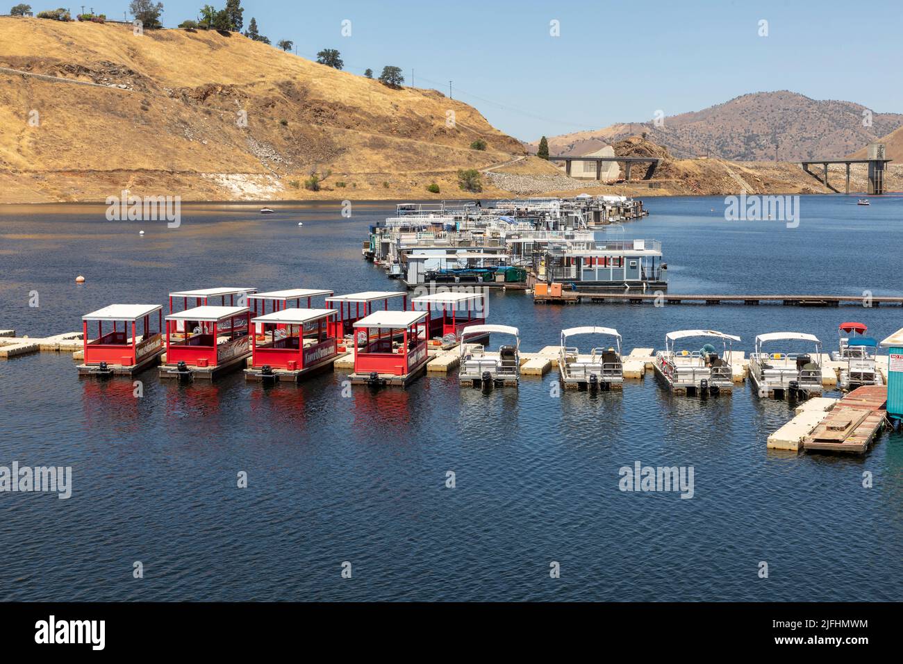 Three Rivers, USA - 21 maggio 2022: Barche per le case al molo sul lago Kaweah sono in affitto per i turisti. Foto Stock