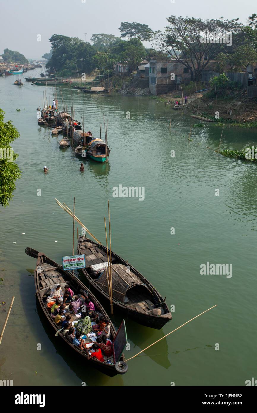 Una scuola galleggiante su una piccola barca per bambini zingari su un canale vicino al fiume Meghna a Sahapur a Sonargaon, Narayanganj, Bangladesh. Foto Stock