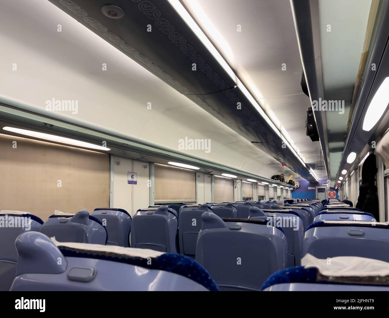 Fila di sedili in treno all'interno di una cabina di seconda classe Foto Stock