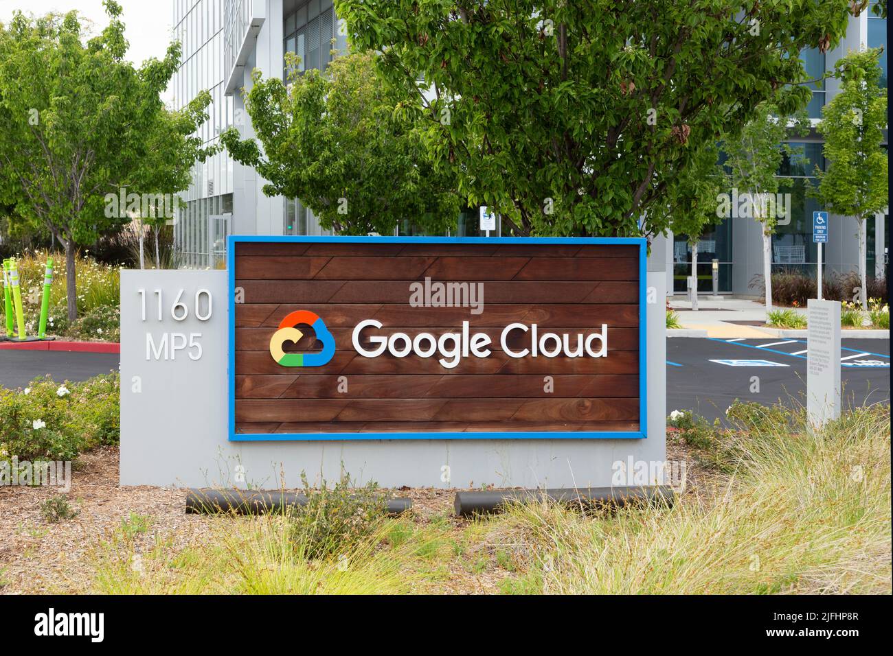 Sunnyvale, California, Stati Uniti d'America - 5 giugno 2022: Il segno di Google Cloud è esposto al campus di Google nella Silicon Valley. Foto Stock