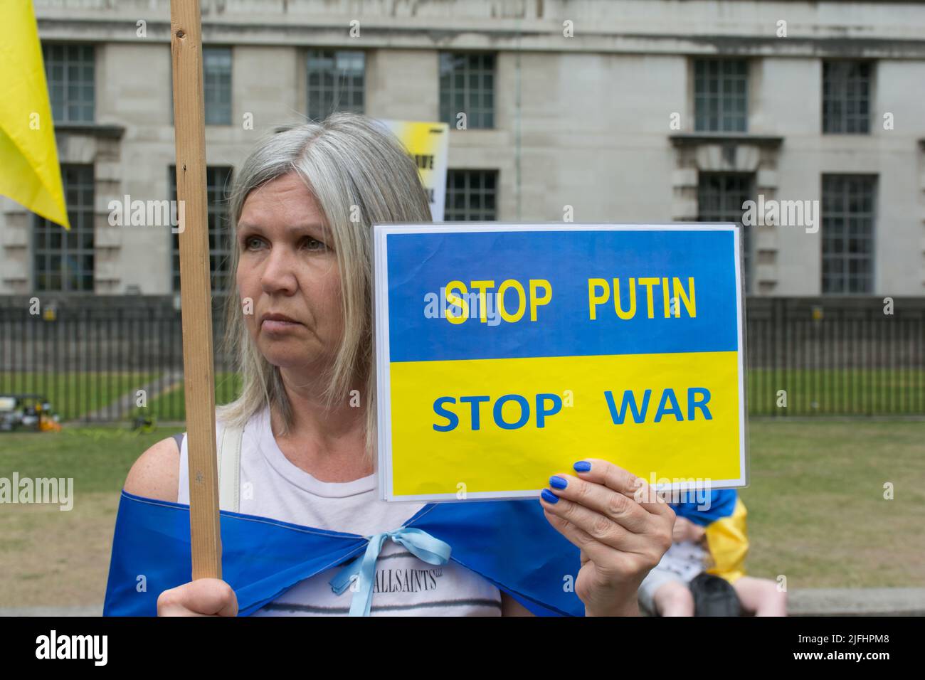 Londra, Regno Unito. 03rd luglio 2022. Protesta: La promessa del mondo occidentale sostiene l'Ucraina con gli armamenti, vergogna contro di lei, che non è stato adempiuto. Gli ucraini sono persone coraggiose, non abbiamo bisogno della NATO per combattere in guerra, tutto ciò che chiediamo sono armi e attrezzature militari. Chiedere anche sanzioni totali Russia fuori Downing Street, Londra, Regno Unito. – 3 luglio 2022. Credit: Vedi li/Picture Capital/Alamy Live News Foto Stock