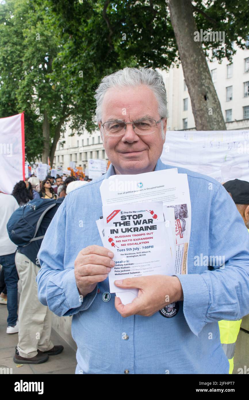 Londra, Regno Unito . 03rd luglio 2022. Stuart Richardson della Coalizione Stop the War ha partecipato, l'India è il più grande violatore dei diritti umani nel mondo silenzioso. Una minoranza indiana unita sta protestando contro il fascismo indù e il genocidio della torbina indiana, senza alcuna compersazione. Il genocidio è in corso da più di cinque anni. Inoltre, per oltre 7 decenni, l’India Kushmir diventa la più grande prigione musulmana aperta di genocidio di Mussulmani Kushmiri e Skihs. I manifestanti colpevolizzano anche il governo fascista del Regno Unito che ha diviso la minoranza indiana al di fuori di Downing Street, Londra, Regno Unito. – 3 luglio 20 Foto Stock