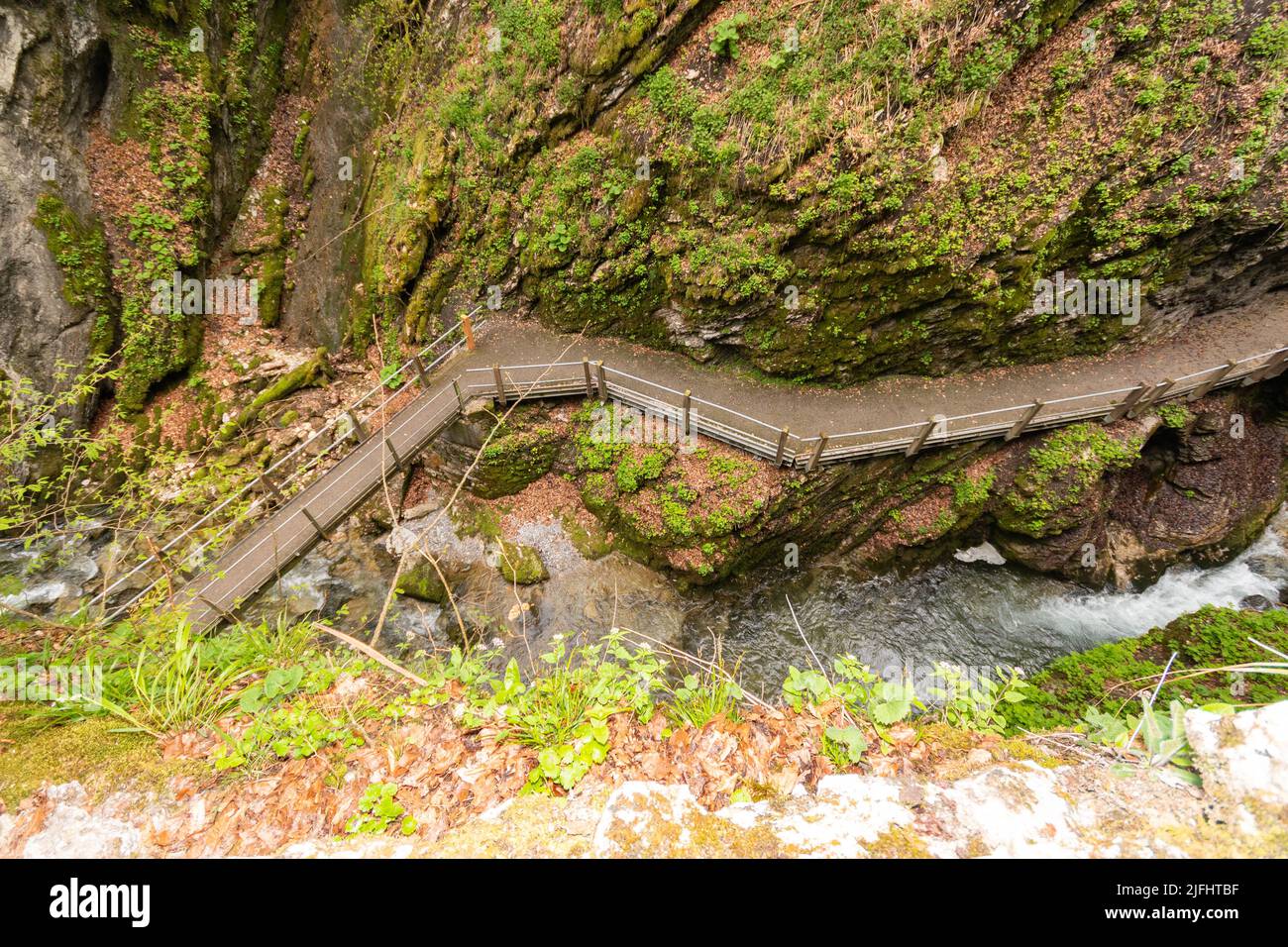 Unterwasser (Svizzera), 5 maggio 2022 in primavera un piccolo fiume alpino scorre lungo un canyon alle cascate del Thur Foto Stock