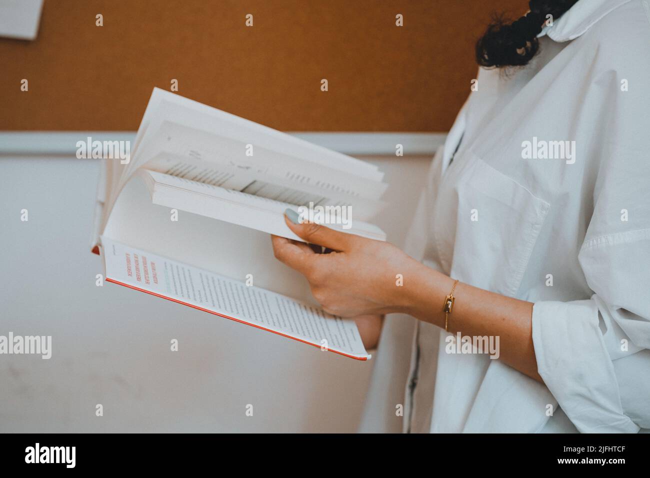 Una ragazza che legge un libro relativo alla crescita personale Foto Stock