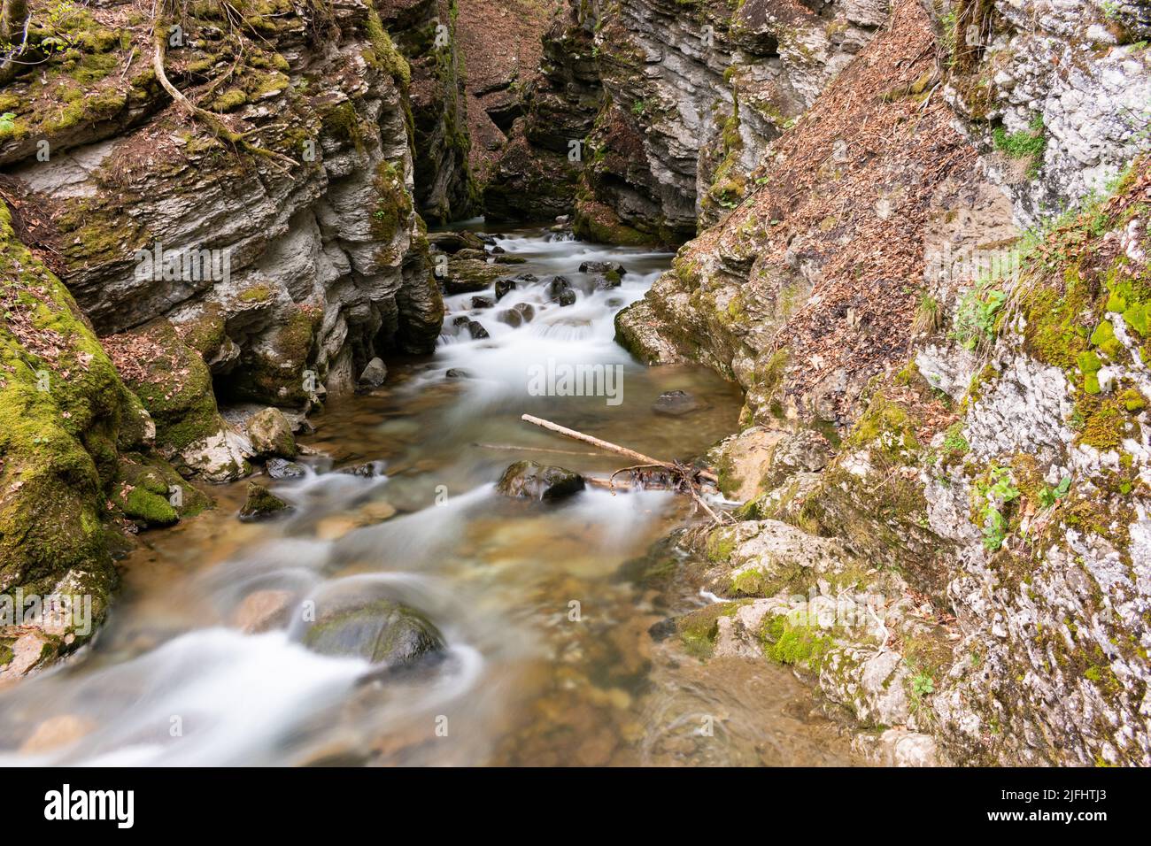 Unterwasser (Svizzera), 5 maggio 2022 in primavera un piccolo fiume alpino scorre lungo un canyon alle cascate del Thur Foto Stock