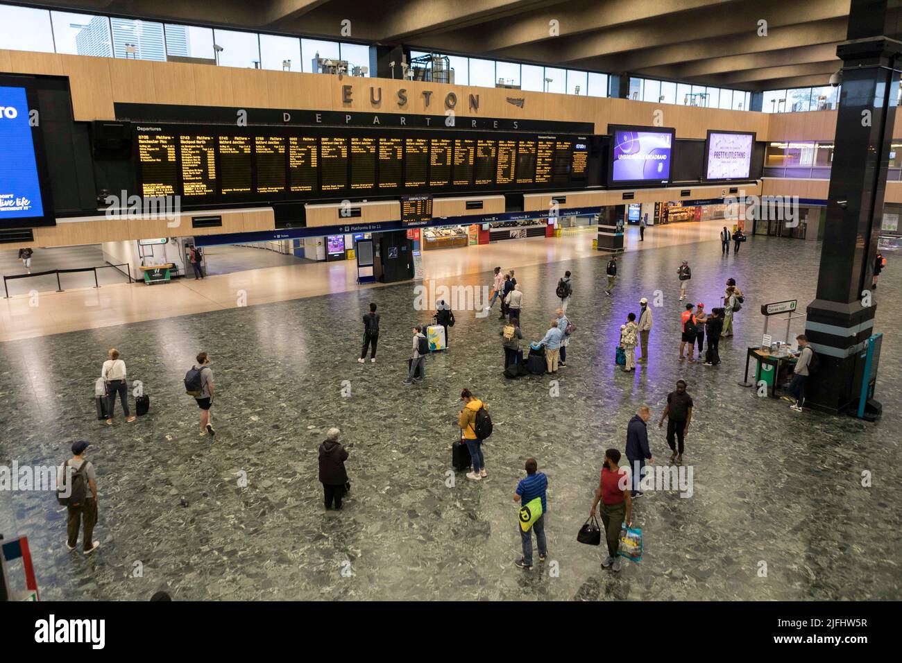 Gli effetti del secondo giorno di scioperi ferroviari guidati dal sindacato RMT rimangono oggi. La stazione dei treni di Euston è considerata relativamente tranquilla, con Travellers wai Foto Stock