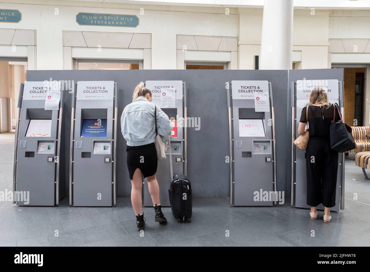 Gli effetti del secondo giorno di scioperi ferroviari guidati dal sindacato RMT rimangono oggi. La stazione ferroviaria di London King’s Cross è considerata relativamente tranquilla, con Foto Stock