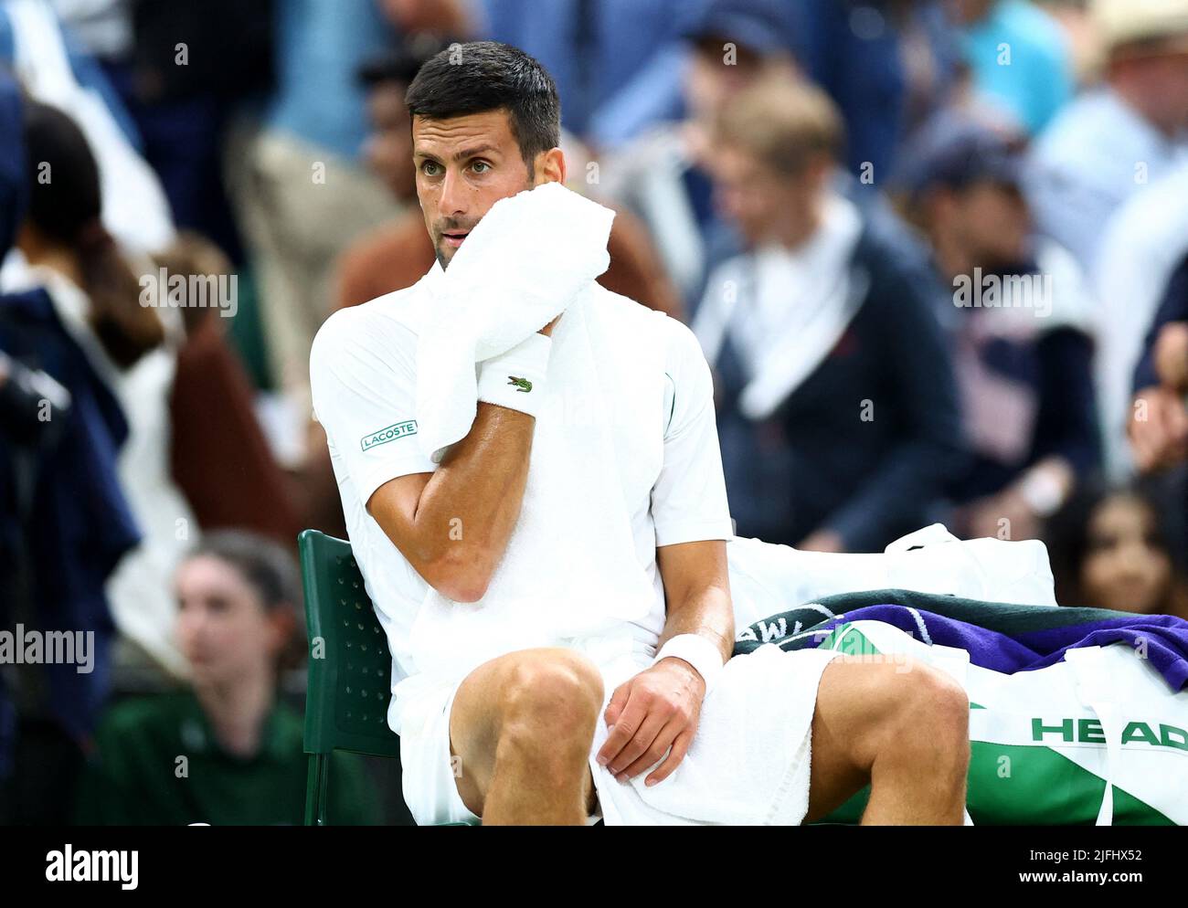 Tennis - Wimbledon - All England Lawn Tennis and Croquet Club, Londra, Gran Bretagna - 3 luglio 2022 Novak Djokovic in Serbia durante la sua quarta partita contro Tim van Rijthoven REUTERS/Hannah Mckay, Olanda Foto Stock