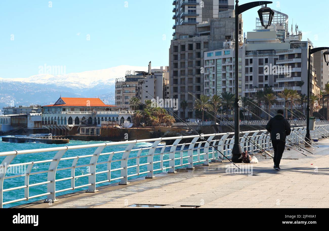 Corniche di Beirut con pali da pesca Foto Stock