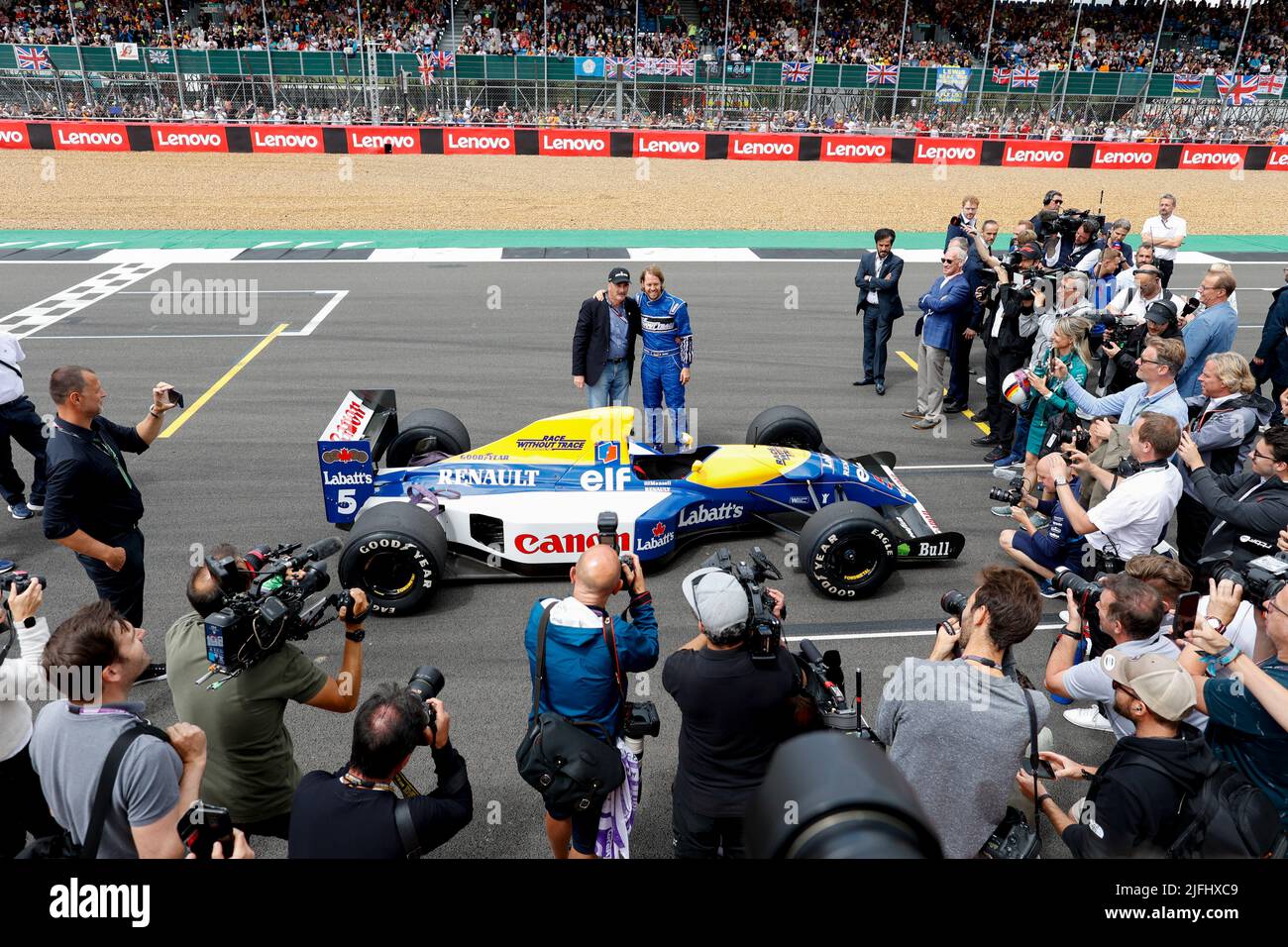 Silverstone, Regno Unito. 3rd luglio 2022. #5 Sebastian Vettel (DEU, Aston Martin Aramco Cognizant Team F1) e la 1992 Williams FW14 di Nigel Mansell, Gran Premio di Gran Bretagna F1 al circuito di Silverstone il 3 luglio 2022 a Silverstone, Regno Unito. (Foto di ALTO DUE) credito: dpa/Alamy Live News Foto Stock