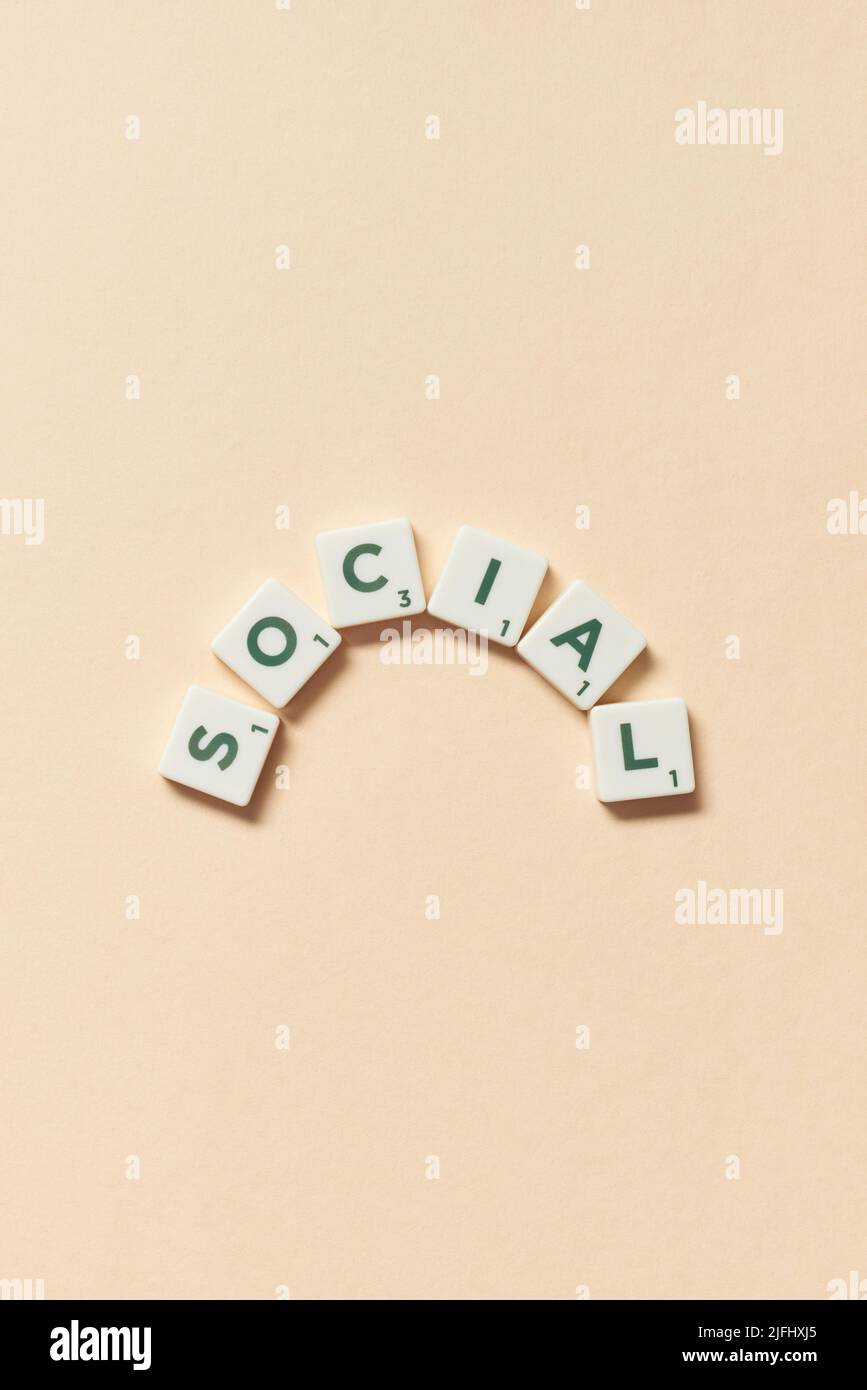 Sociale formato di scrabble piastrelle su sfondo beige. Foto Stock