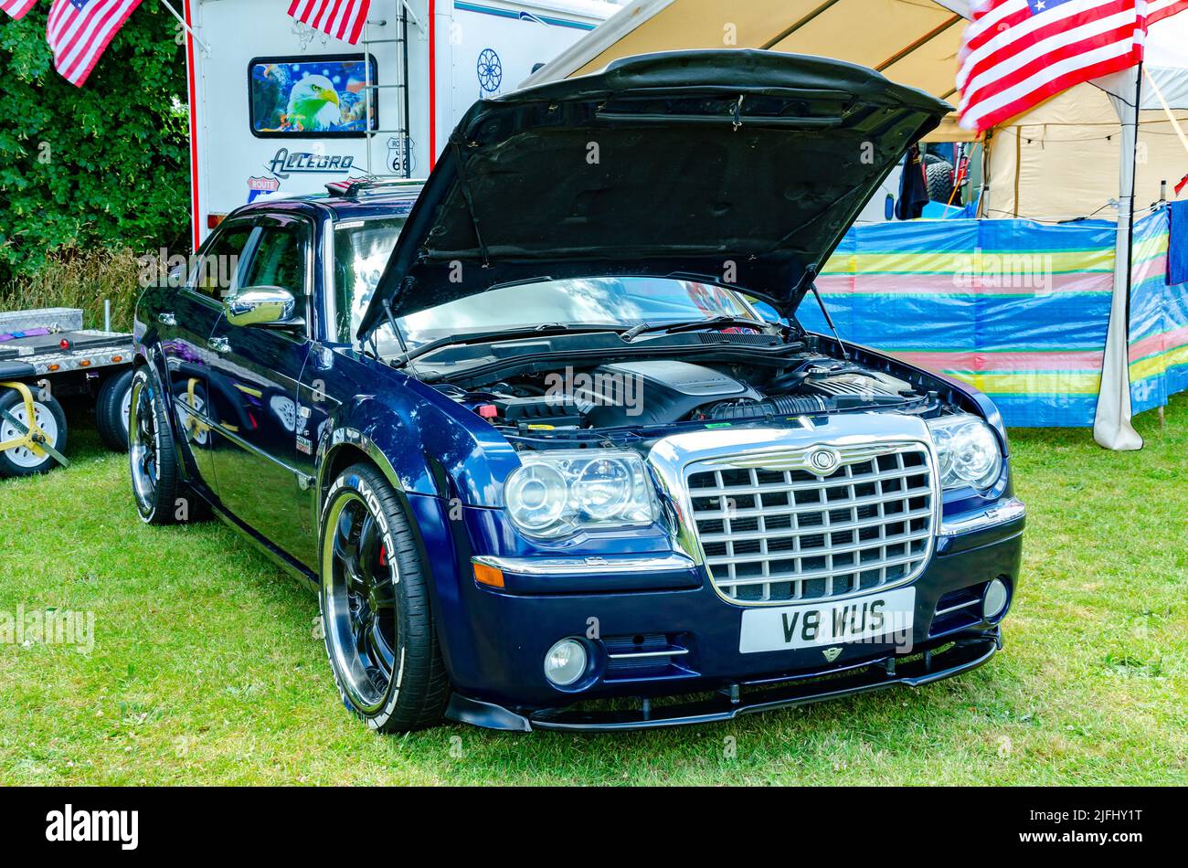 Vista frontale di una Chrysler 300 in blu con il cofano in su al Berkshire Motor Show a Reading, Regno Unito Foto Stock