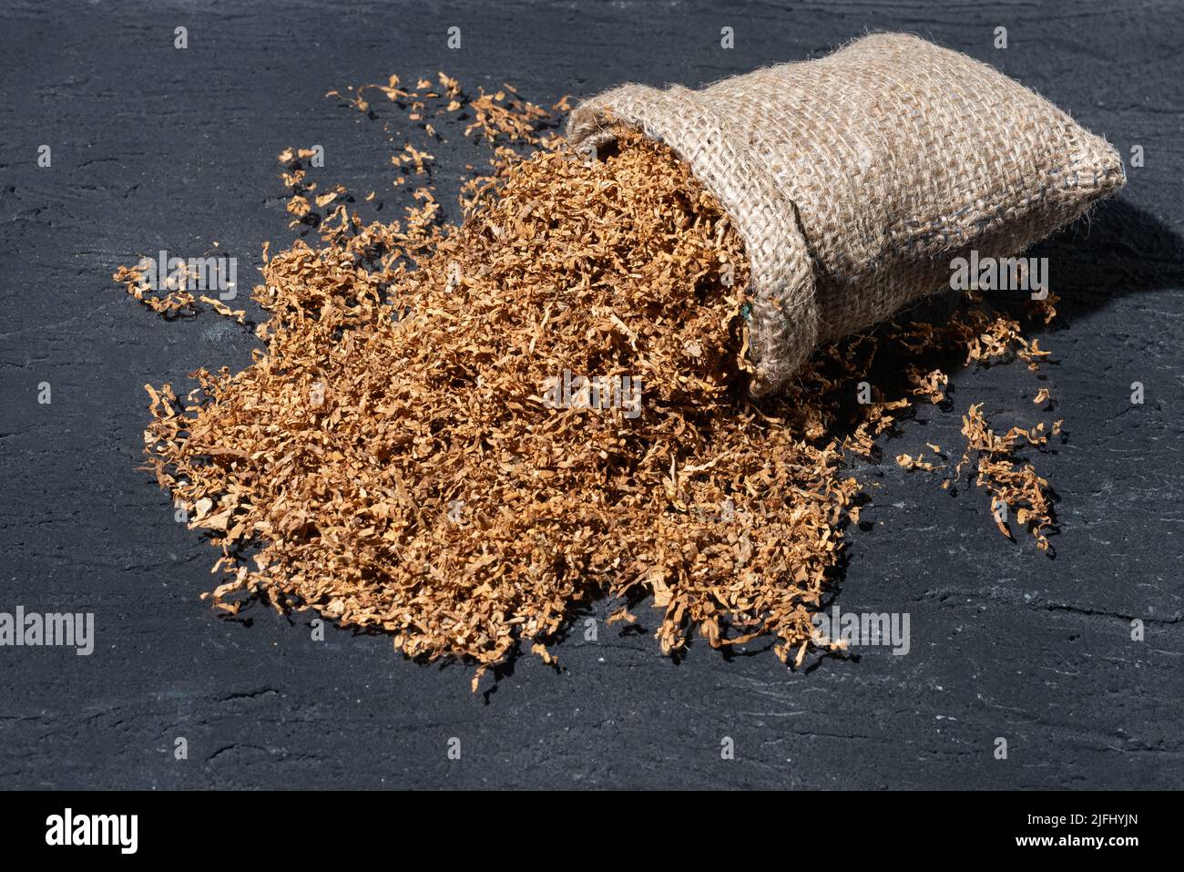 Tagliare le foglie di tabacco immagini e fotografie stock ad alta  risoluzione - Alamy