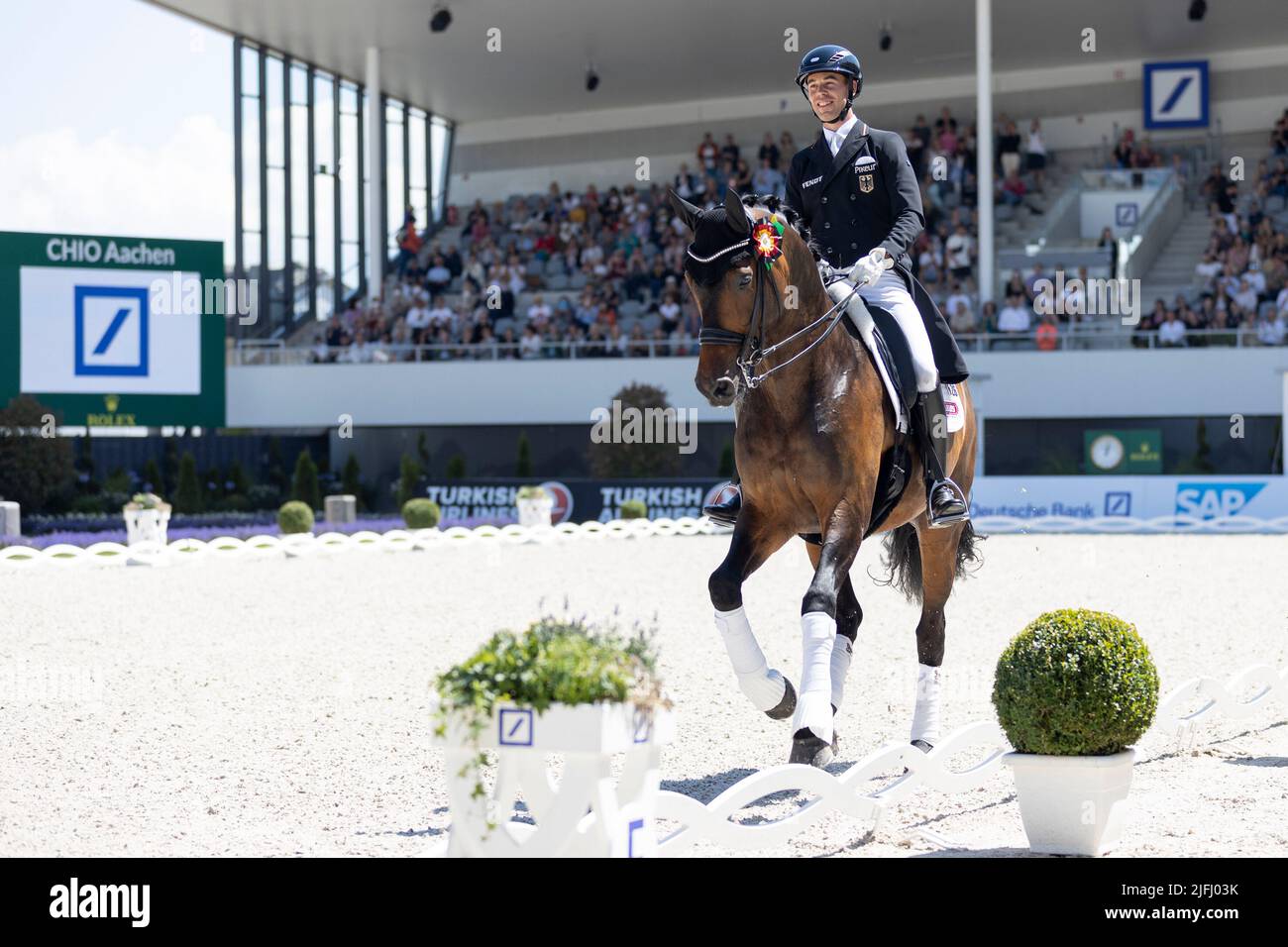 Aquisgrana, Germania. 03rd luglio 2022. Benjamin WERNDL (GER) su famoso vecchio, dopo la prova, cerimonia di premiazione, 6th posto, dressage D11: Premio Deutsche Bank, Gran Premio di dressage di Aachen, Gran Premio Kuer CDIO5*, il 3rd luglio 2022, Festival Mondiale Equestre, CHIO Aachen 2022 dal 24,06. - 03.07.2022 in Aachen/Germania; Â Credit: dpa/Alamy Live News Foto Stock