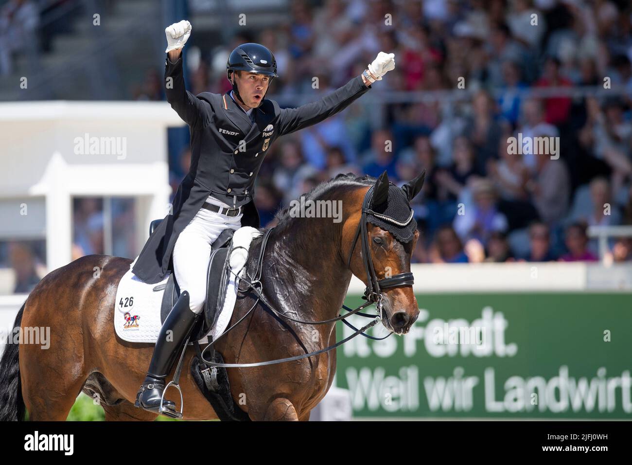 Aquisgrana, Germania. 03rd luglio 2022. Benjamin WERNDL (GER) su famoso vecchio, dopo la prova, gioia, giubilo, 6th posto, Dressage D11: Premio Deutsche Bank, Gran Premio di dressage di Aachen, Gran Premio Kuer CDIO5*, il 3rd luglio 2022, Festival Mondiale dell'Equestre, CHIO Aachen 2022 dal 24,06. - 03.07.2022 in Aachen/Germania; Â Credit: dpa/Alamy Live News Foto Stock